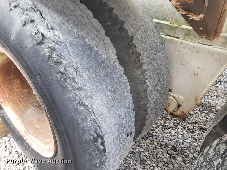 image for item DB9365 1981 Fruehauf pneumatic dry bulk trailer