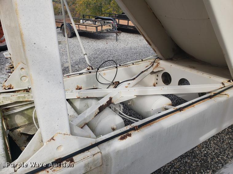 image for item DB9365 1981 Fruehauf pneumatic dry bulk trailer