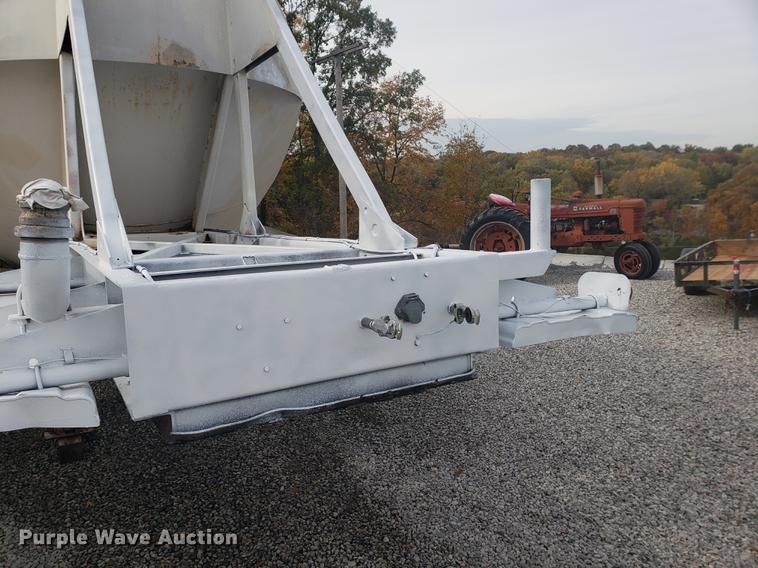 image for item DB9365 1981 Fruehauf pneumatic dry bulk trailer