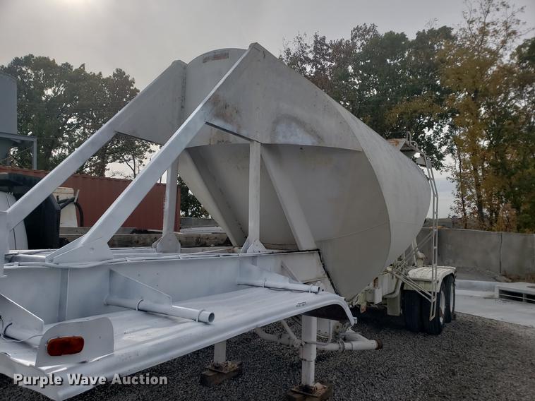 image for item DB9365 1981 Fruehauf pneumatic dry bulk trailer