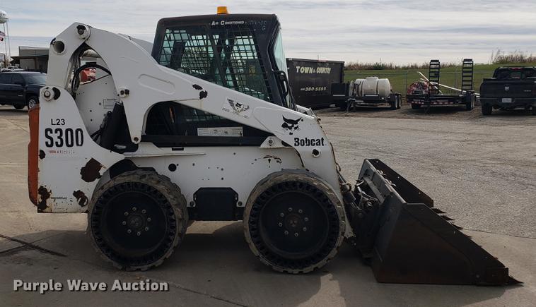 image for item DB9412 2003 Bobcat S300 skid steer