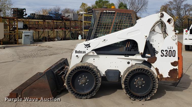 image for item DB9412 2003 Bobcat S300 skid steer