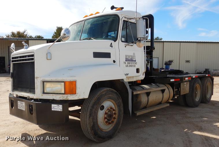 image for item DC5927 2000 Mack CH613 winch truck