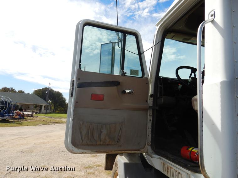 image for item DC5927 2000 Mack CH613 winch truck