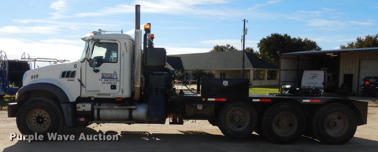 image for item DC5928 2009 Mack GU713 Granite winch truck