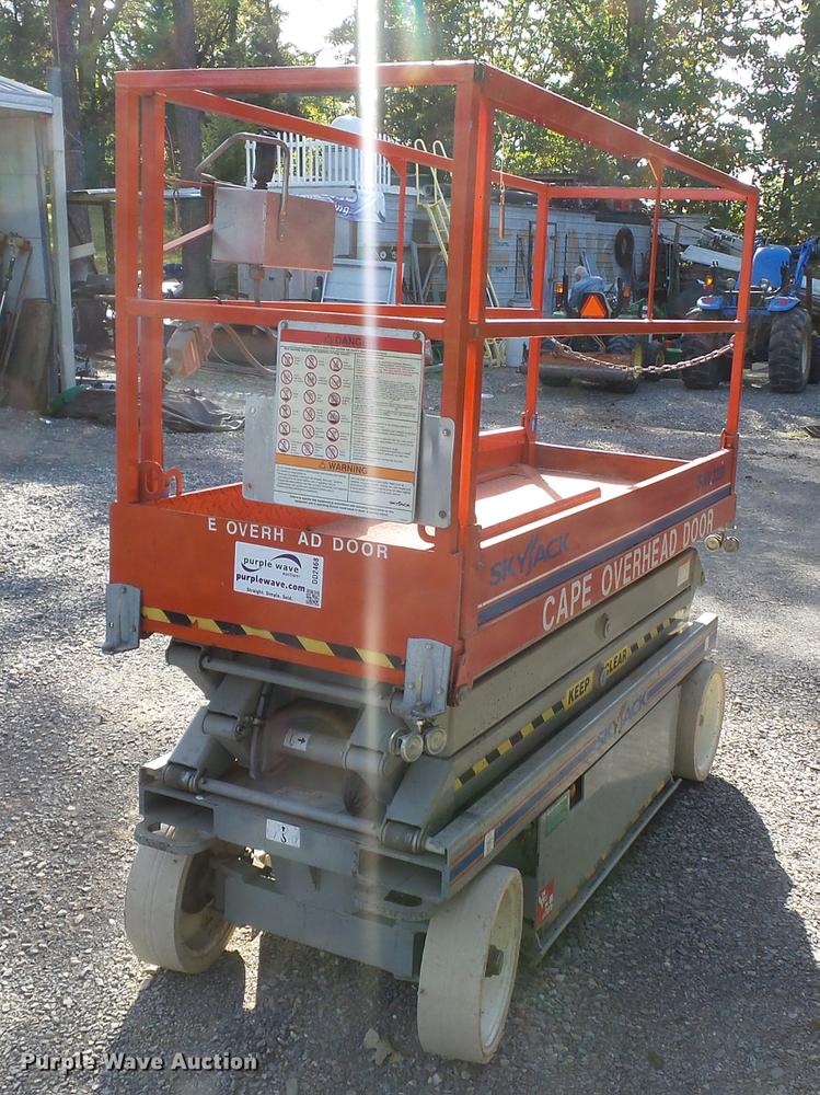 2008 Sky Jack SJ3220 scissor lift in Cape Girardeau, MO | Item DD2468 ...