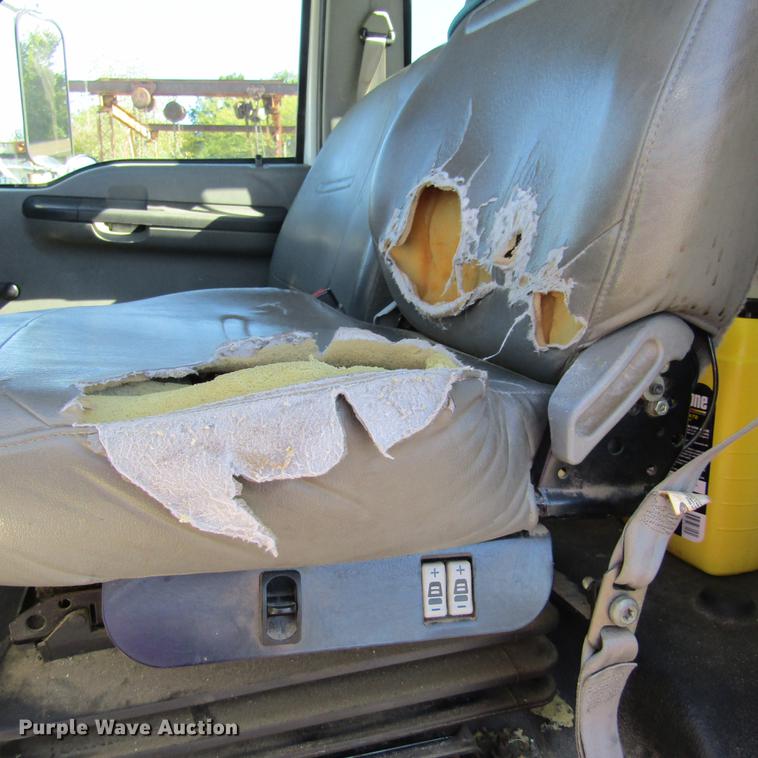 image for item DD2657 2008 Ford F650 Super Duty XL service truck with crane