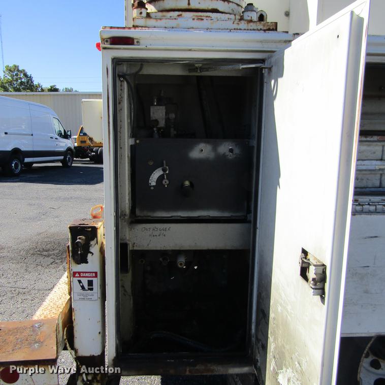 image for item DD2657 2008 Ford F650 Super Duty XL service truck with crane