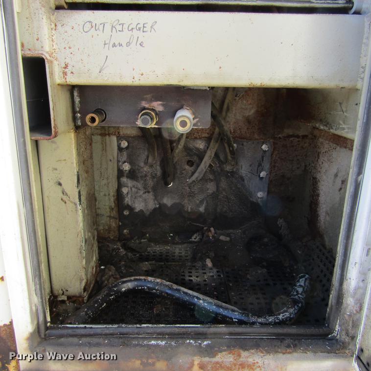 image for item DD2657 2008 Ford F650 Super Duty XL service truck with crane