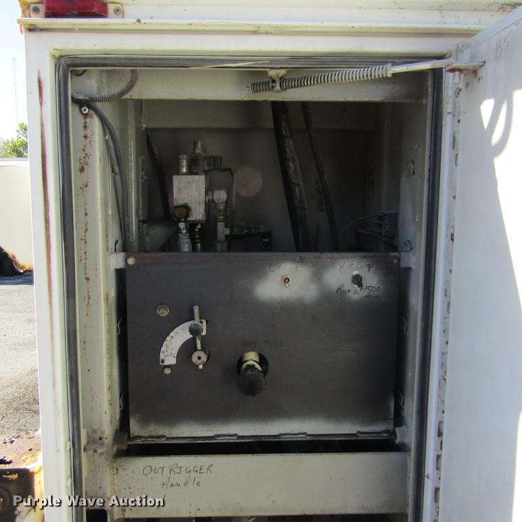 image for item DD2657 2008 Ford F650 Super Duty XL service truck with crane