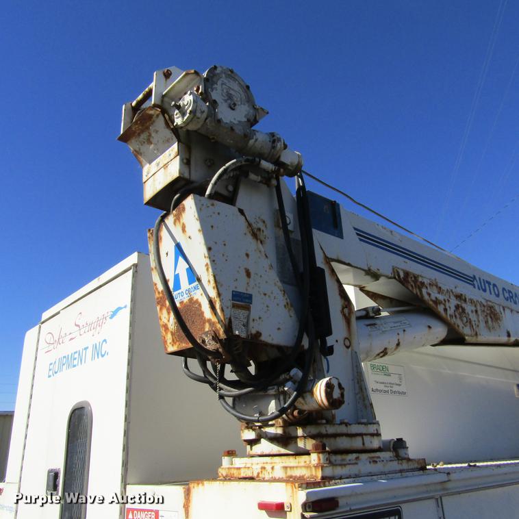 image for item DD2657 2008 Ford F650 Super Duty XL service truck with crane