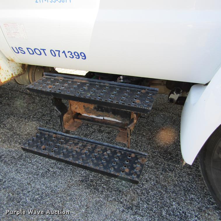 image for item DD2657 2008 Ford F650 Super Duty XL service truck with crane