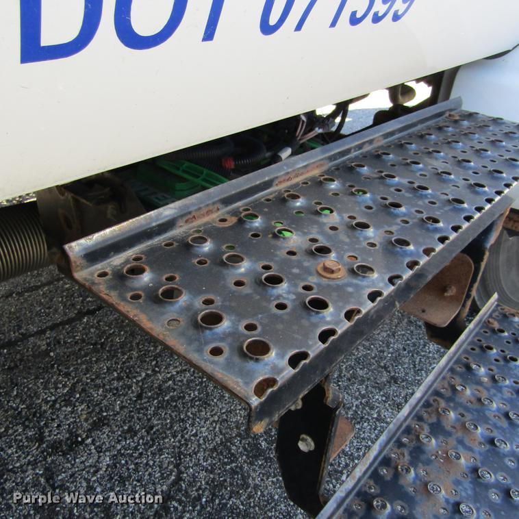 image for item DD2657 2008 Ford F650 Super Duty XL service truck with crane