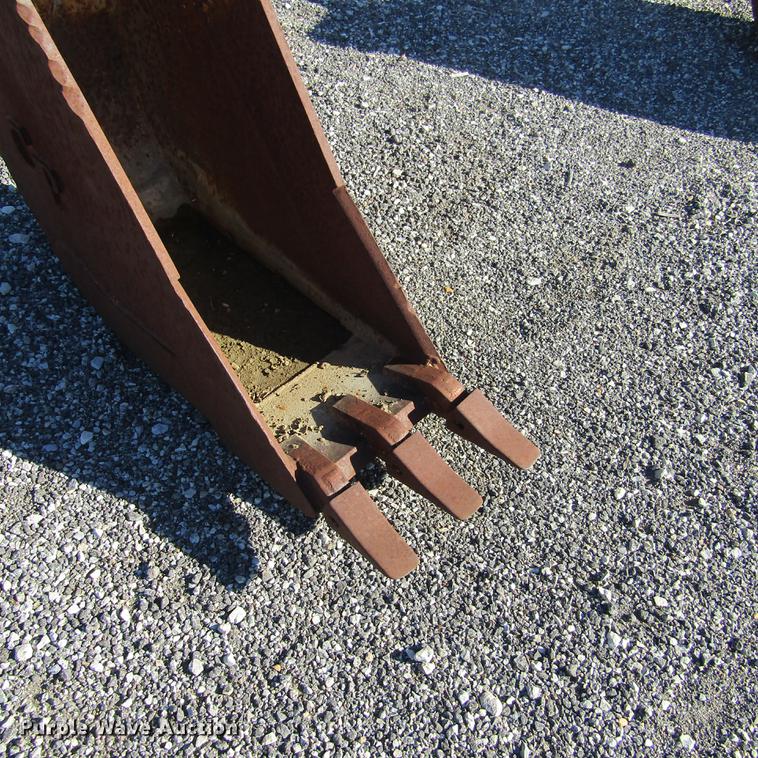 image for item DD2658 Takeuchi 12"W excavator bucket