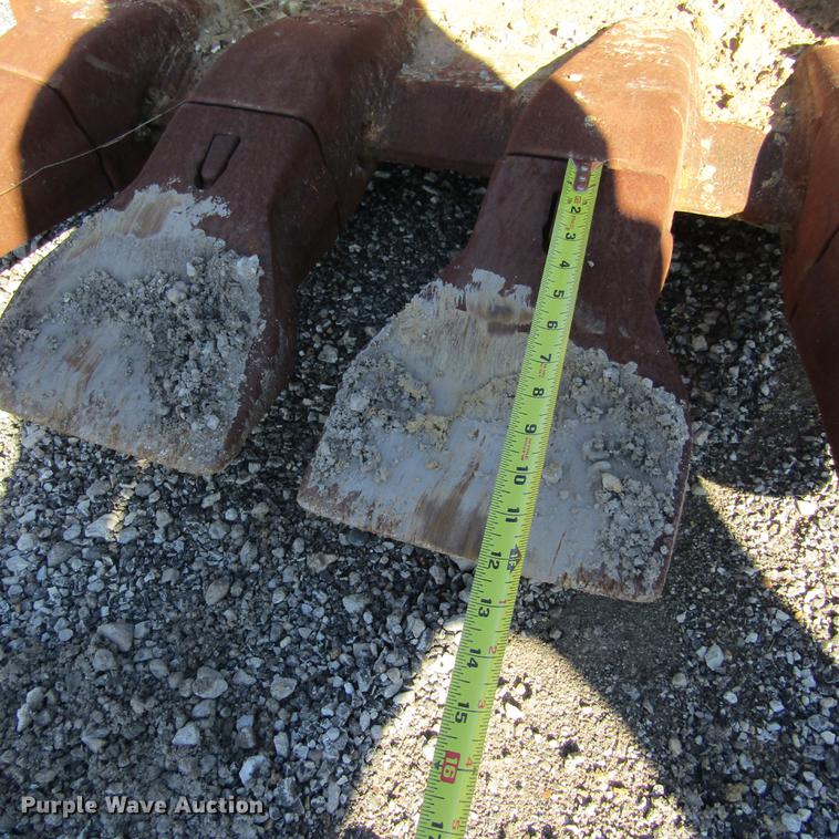 image for item DD2664 CP 35"W four tooth excavator bucket