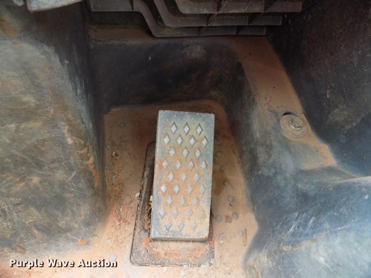 image for item DD3484 2010 John Deere 329D skid steer