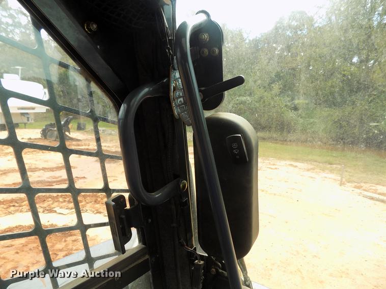 image for item DD3484 2010 John Deere 329D skid steer