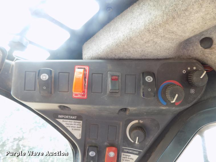 image for item DD3484 2010 John Deere 329D skid steer