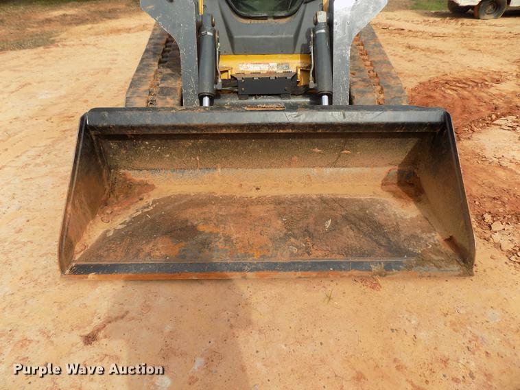 image for item DD3484 2010 John Deere 329D skid steer