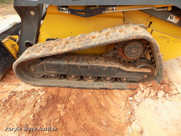 image for item DD3484 2010 John Deere 329D skid steer