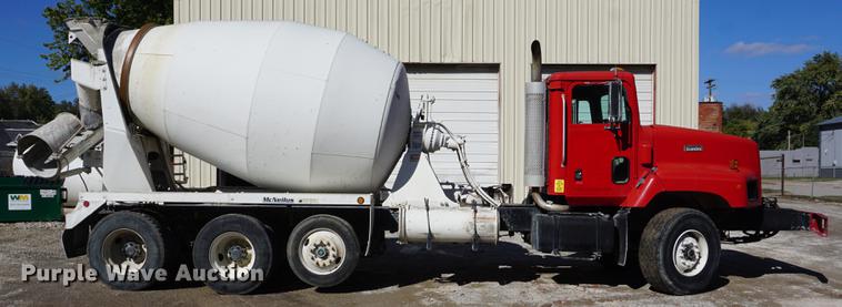 image for item DD6633 1999 International Paystar 5000 ready mix truck