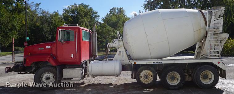 image for item DD6633 1999 International Paystar 5000 ready mix truck