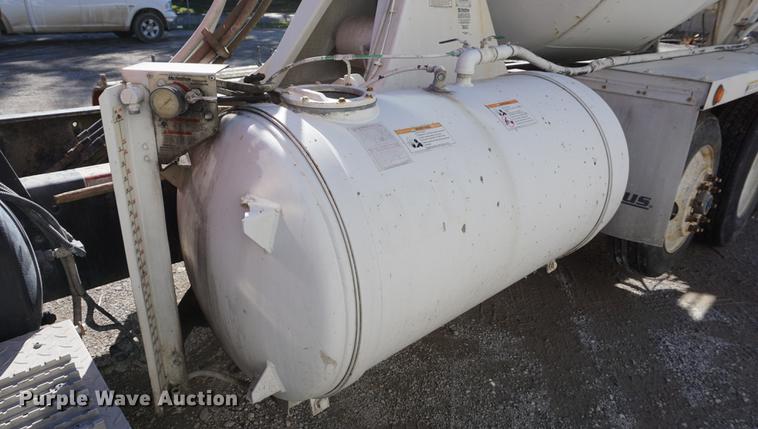 image for item DD6633 1999 International Paystar 5000 ready mix truck