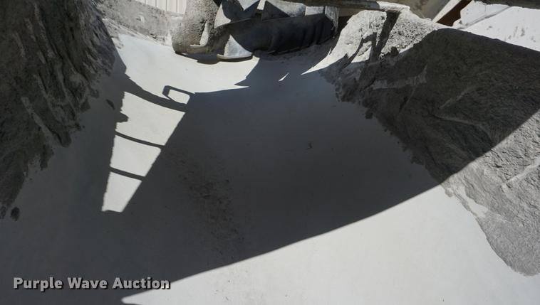 image for item DD6633 1999 International Paystar 5000 ready mix truck