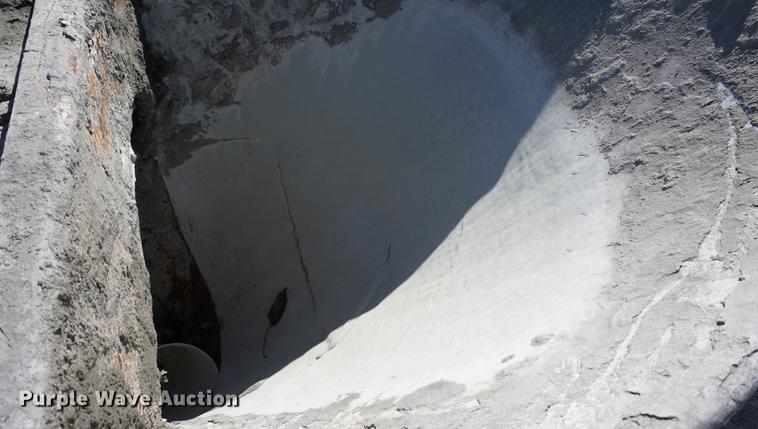 image for item DD6633 1999 International Paystar 5000 ready mix truck