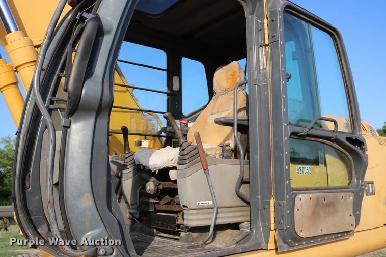 image for item DD8258 2004 John Deere 200C LC excavator