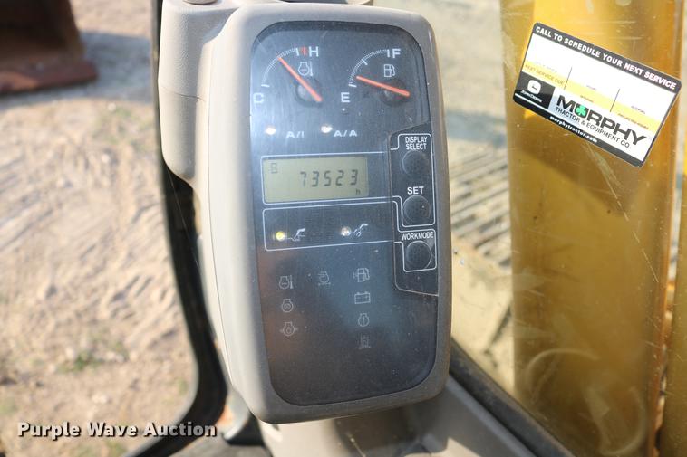 image for item DD8258 2004 John Deere 200C LC excavator