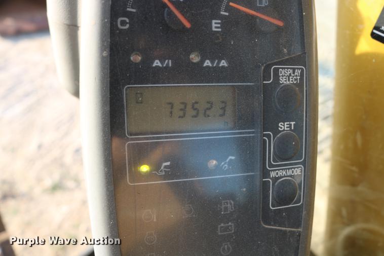 image for item DD8258 2004 John Deere 200C LC excavator