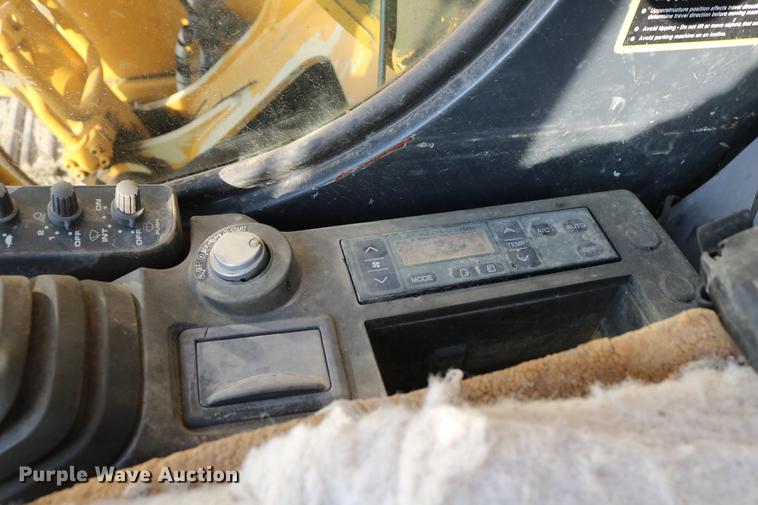 image for item DD8258 2004 John Deere 200C LC excavator