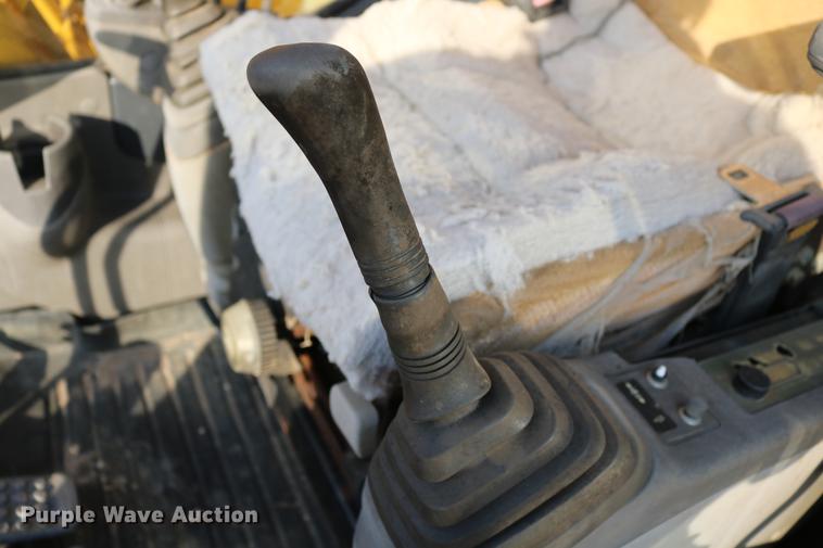 image for item DD8258 2004 John Deere 200C LC excavator