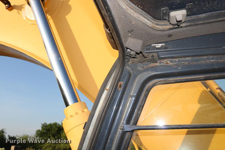 image for item DD8258 2004 John Deere 200C LC excavator