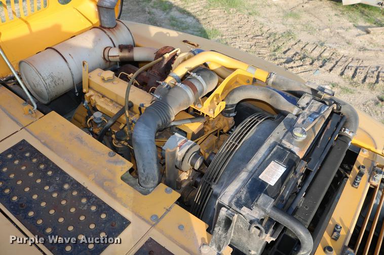 image for item DD8258 2004 John Deere 200C LC excavator