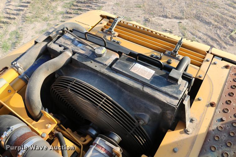 image for item DD8258 2004 John Deere 200C LC excavator