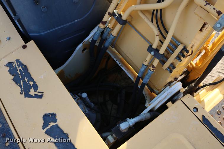 image for item DD8258 2004 John Deere 200C LC excavator