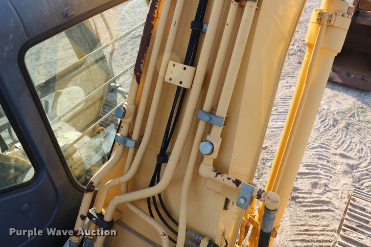 image for item DD8258 2004 John Deere 200C LC excavator