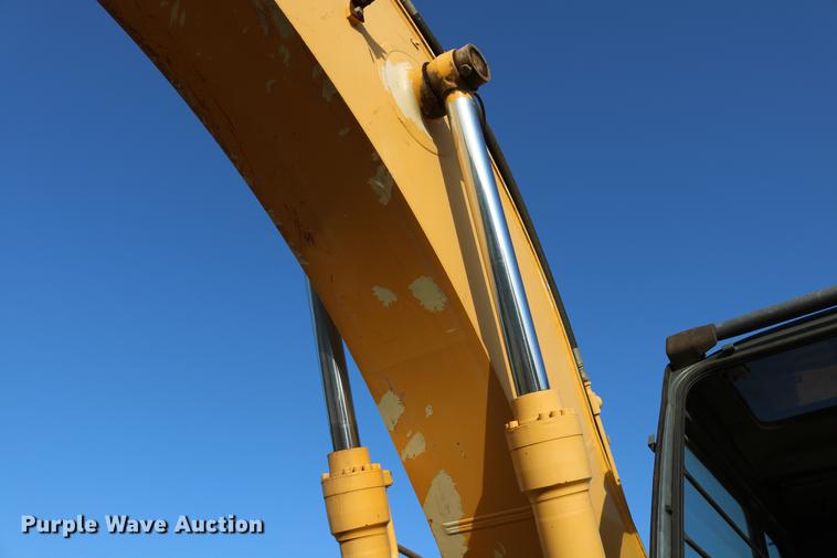 image for item DD8258 2004 John Deere 200C LC excavator