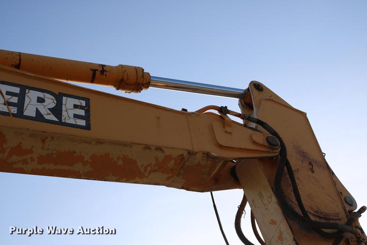 image for item DD8258 2004 John Deere 200C LC excavator