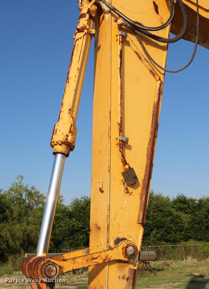 image for item DD8258 2004 John Deere 200C LC excavator