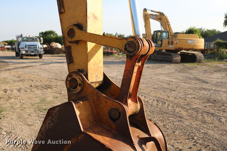 image for item DD8258 2004 John Deere 200C LC excavator