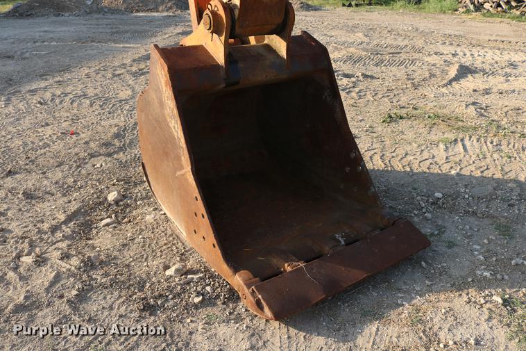 image for item DD8258 2004 John Deere 200C LC excavator