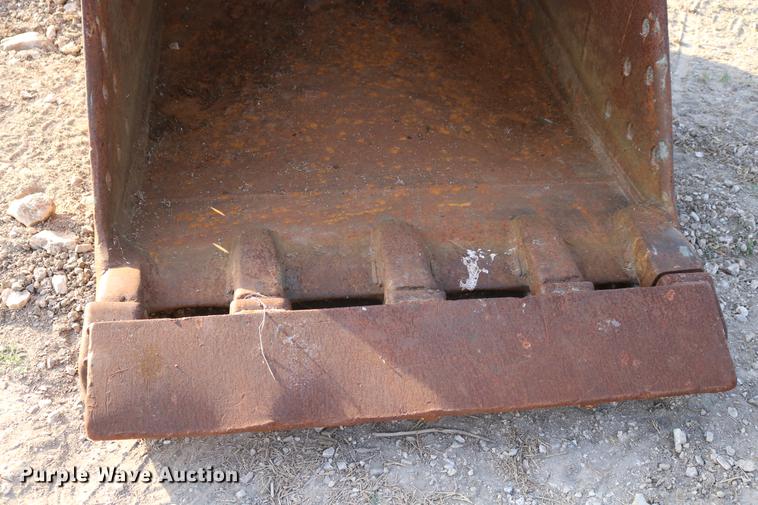 image for item DD8258 2004 John Deere 200C LC excavator