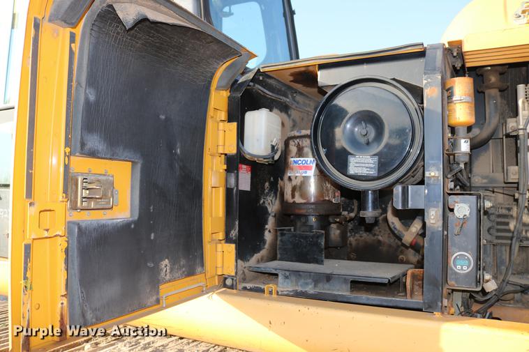 image for item DD8258 2004 John Deere 200C LC excavator