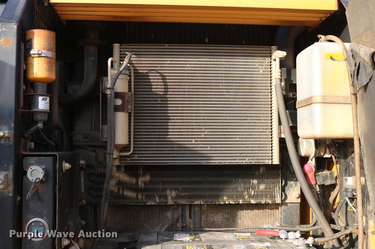 image for item DD8258 2004 John Deere 200C LC excavator