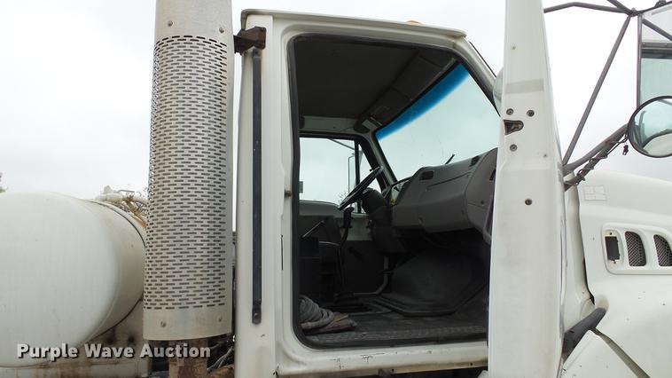 image for item DE4933 2000 Sterling ready mix truck