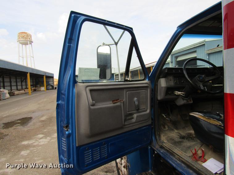 image for item DE5888 1995 Ford F700 flat dump bed truck