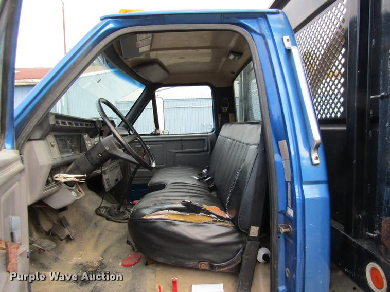 image for item DE5888 1995 Ford F700 flat dump bed truck